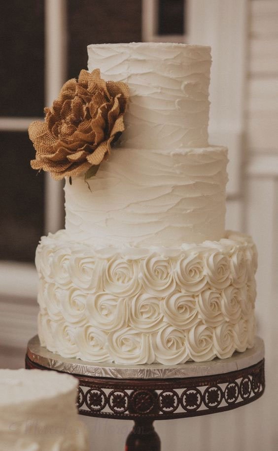 Wedding cake mariage rustique avec grosse fleurs en toile de jute